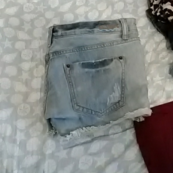 Billabong Shorts - Picture 2 of 3